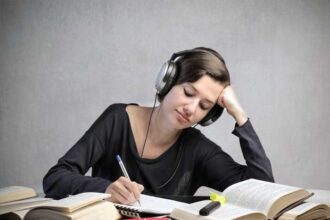 Mendengarkan Musik Ketika Belajar