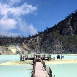 kawah putih ciwidey danau vulkanik