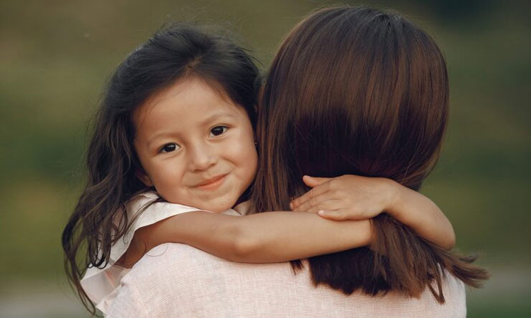 Anak Kecil Memeluk Ibunya