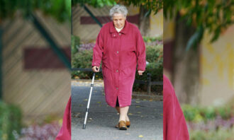 Nenek Berjalan Sendirian